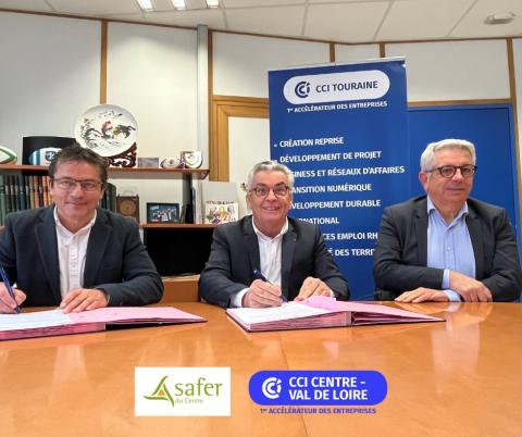 Laurent Delorme, Président-directeur général de la Safer du Centre, Jacques MARTINET, Président de la CCI Centre-Val de Loire signent la convention de partenariat